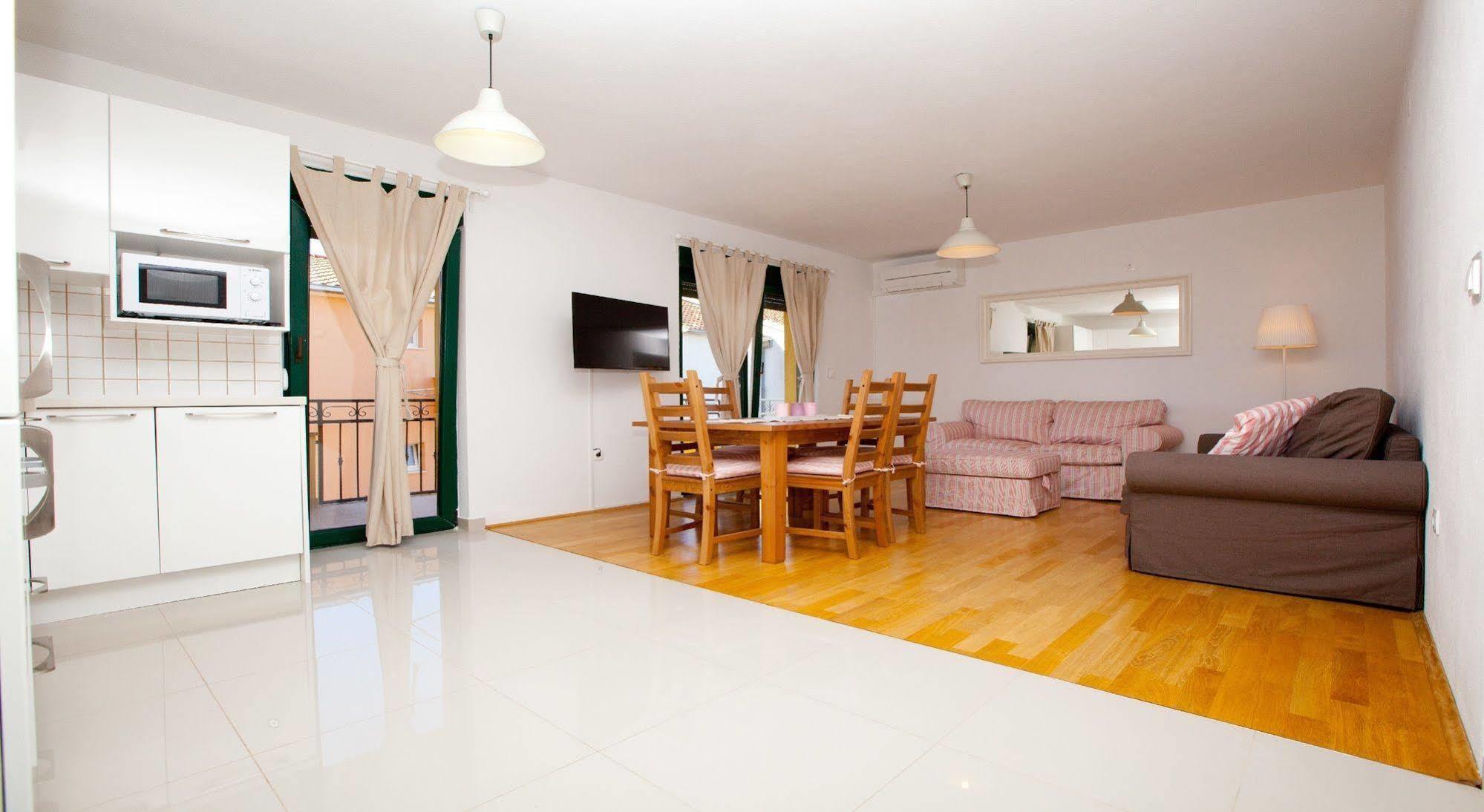 Apartments Roses Stobreč Екстериор снимка